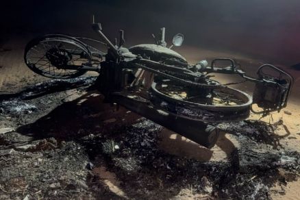 A motocicleta utilizada no crime foi encontrada incendiada