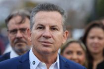 Mauro Mendes recebe comenda por avanos na alfabetizao em MT