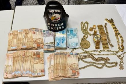Policiais durante a ao que apreendeu drogas e dinheiro em espcie 