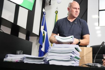 O prefeito Abilio Brunini, que chegou com caixa de documentos ao plenrio da Cmara