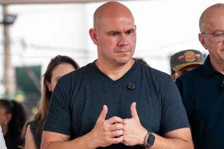 O prefeito Abilio Brunini, que manteve dia letivo 