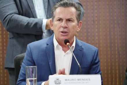 O governador Mauro Mendes, que assinou 