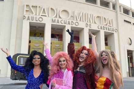 Elenco de Bodrags em frente ao estdio do Pacaembu 