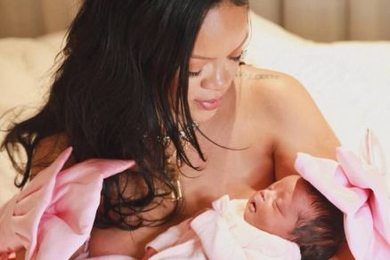 Rihanna posta foto de sua terceira beb 
