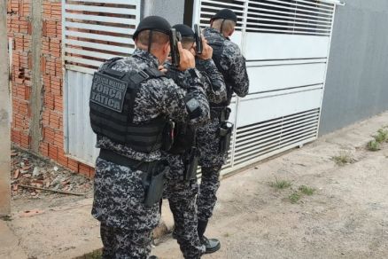 Agentes da Fora Ttica durante cumprimento de ordens judiciais 
