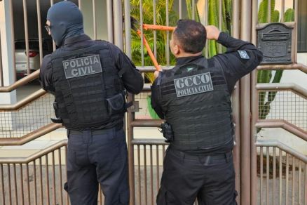 Agentes da Polcia Civil cumprindo mandado 