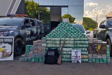 O entorpecente, a arma e as munies apreendidas foram encontrados na residncia do suspeito