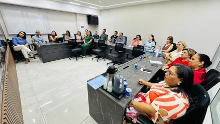 Participam do evento 24 tcnicos de diferentes reas setoriais da SES e uma representante do Hospital Oswaldo Cruz, Renata Coutinho