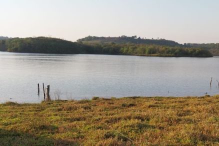 Lago da represa onde quatro pessoas desapareceram; Bombeiros trabalham no loca