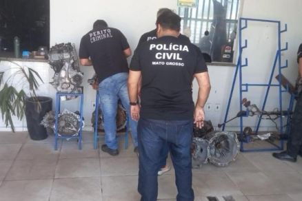 Policias fazem busca em loja de autopeas
