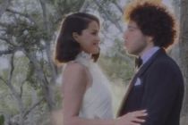 Selena Gomez e Benny Blanco se casam em cerimnia ntima