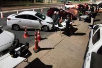 Polcia flagra dois embriagados dirigindo em avenida de Cuiab 
