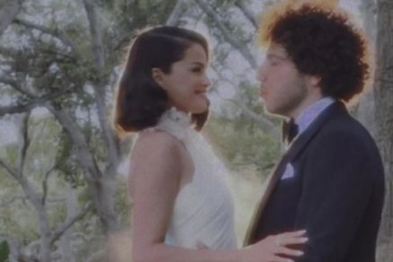 Selena Gomez e Benny Blanco em cerimnia em Santa Barbara, na Califrnia