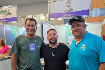 Da esquerda para a direita: Nilson Portela (GT de Proteo  Causa Animal), o bilogo Henrique e Gerson (organizador da Expopet 2025).