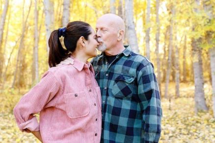 Bruce Willis com a esposa Emma Heming Willis 