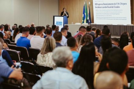 Palestra conduzida pela especialista principal fiscal do BID, Maria Cristina Mac Dowell