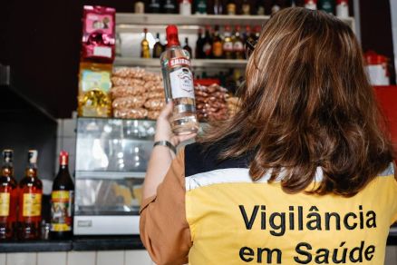 Polcia apreende garrafas de destilados em bar onde mulher teria sido intoxicada por metanol; seis caso foram confirmados em SP