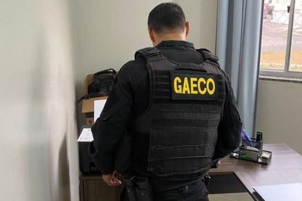 Policial do Gaeco durante cumprimento de mandado 