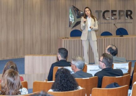 A apresentao do novo painel do mdulo Previdncia no evento nacional foi conduzida pela auditora pblica externa do TCE-MT Karisia Goda Cardoso