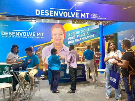 Atendimento especializado no estande da Desenvolve MT durante a Feira do Empreendedor em 2023