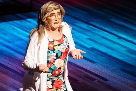 O ator Eduardo Butakka, que interpreta professora em pea de teatro