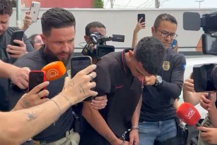 Momento em que Vitor Hugo deixa delegacia aps seu depoimento 