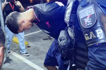 Victor Hugo Oliveira da Silva chegou algemado na Delegacia Especializada de Homicdios e Proteo  Pessoa de Cuiab
