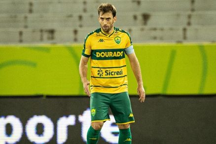 O zagueiro do Cuiab, Alan Empereur, que teve uma leso no joelho 