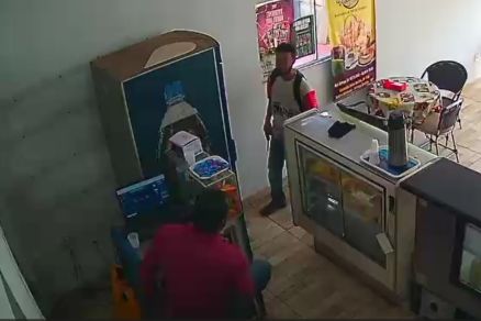 Imagem mostra momento em que homem invade estabelecimento 