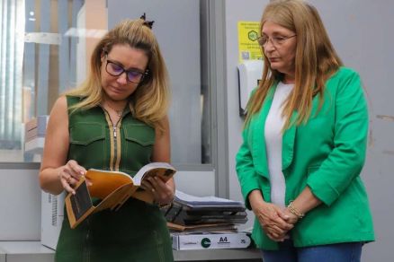 Flvia Moretti e a nova secretria interina de Administrao, Jaqueline Favetti 