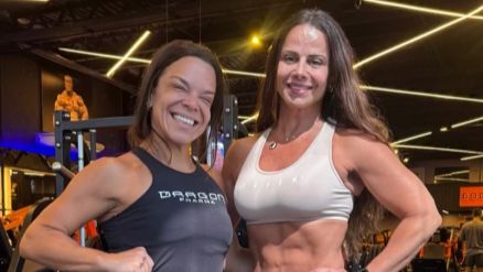 Viviane Araujo posou com a barriga  mostra na academia
