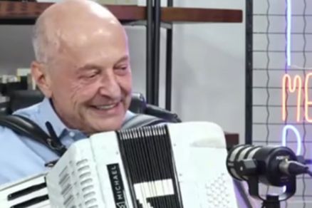 O vice-governador, Otaviano Pivetta, tocou sanfona durante entrevista