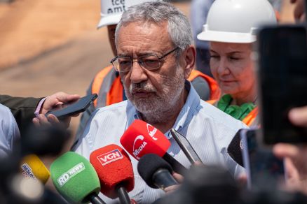 O secretrio Marcelo de Oliveira durante vistoria nas obras do BRT na Avenida do CPA