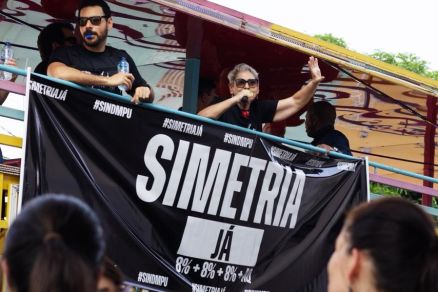 Os servidores durante manifestao em frente em frente  Procuradoria da Repblica