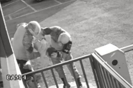 Momento em militares ralizam a manobra de Heimlich na criana