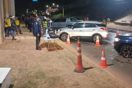 Agentes da Delegacia de Trnsito  durante cumrpimento da Lei Seca