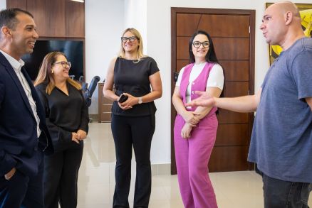 A primeira-dama de Cuiab, Samantha ris, e representantes da Assistncia Social do Estado de Mato Grosso