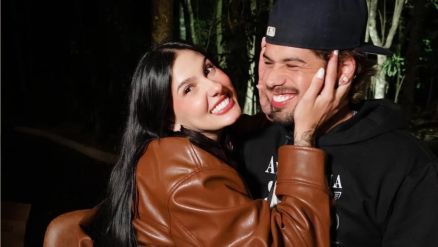 Z Felipe e Ana Castela posam juntos; cantor usa roupa personalizada com o nome da Boiadeira