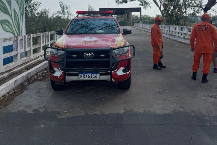 Corpo de Bombeiros retirando corpo de Reginildo do Rio Cuiab; caso  investigado