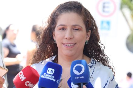 A ministra da Gesto e da Inovao em Servios Pblicos, Esther Dweck, durante visita ao campus da Asa Norte do Centro Universitrio de Braslia (CEUB)