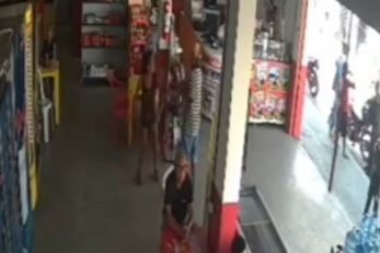 Vdeo mostra idosa esfaqueando homem em bar no interior; veja