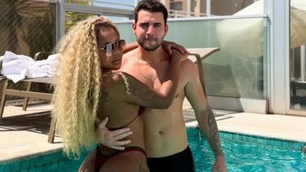 Caricha assume romance com Alexis Couto