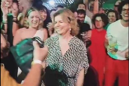 Atriz Debora Bloch se diverte em festa de 'Vale Tudo' 