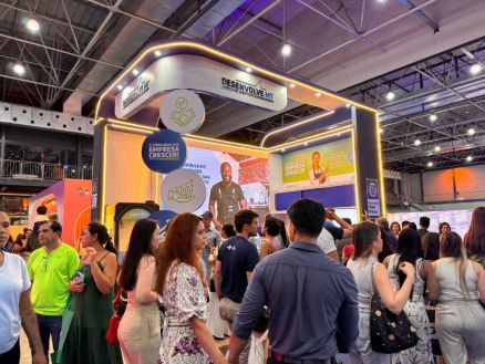 Equipe da Desenvolve MT orienta empreendedores sobre formas de financiamento e apresenta programas de apoio a pequenos negcios durante a Feira do Empreendedor 2025