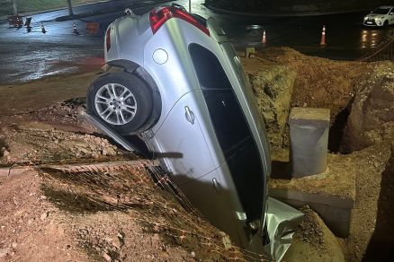 Carro aps cair em obra de drenagem 