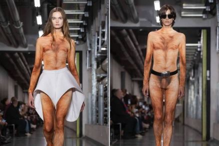 Modelos desfilam com segunda pele que imita corpo peludo na Semana de Moda de Paris