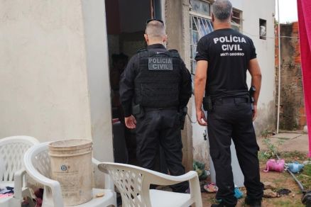 Agentes da Polcia Civil durante cumprimento de mandados