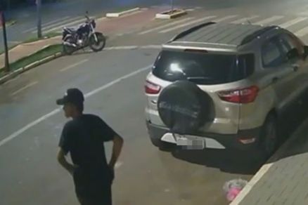 Imagem monstra homem indo em direao motocicleta furtada 
