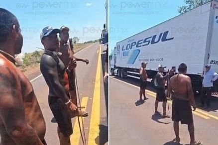Indgenas fazem protesto na BR-158 e cobraram pedgio de R$ 100 para motoristas que quisessem passar. 