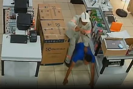 Um dos criminosos, com arma na mo, fez funcionrios refns